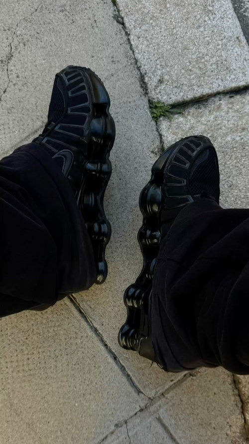 Black Nike shox