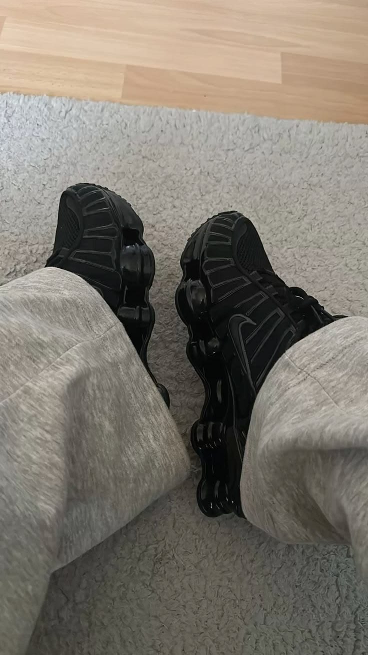 Black Nike shox